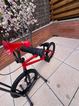 Bicicleta infantil roja