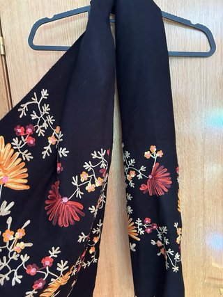 Pañoleta negra con bordado de flores