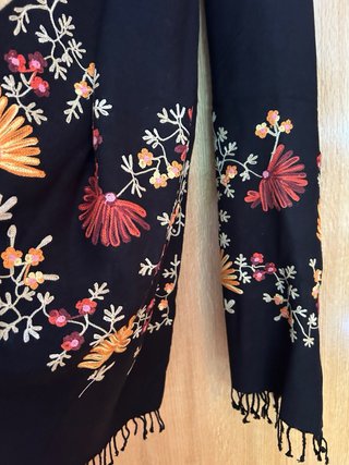 Pañoleta negra con bordado de flores