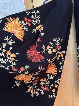 Pañoleta negra con bordado de flores