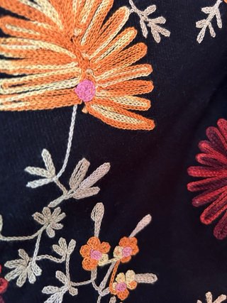 Pañoleta negra con bordado de flores