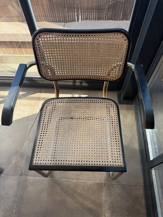 Juego de 5 sillas comedor. Hay una un poco rota