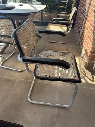 Juego de 5 sillas comedor. Hay una un poco rota