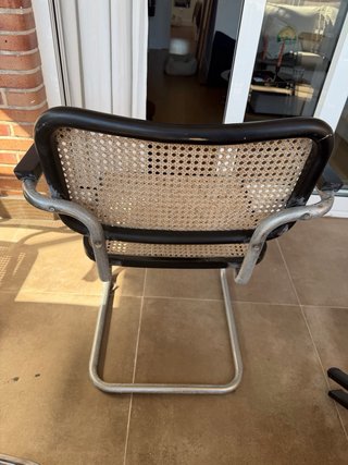 Juego de 5 sillas comedor. Hay una un poco rota