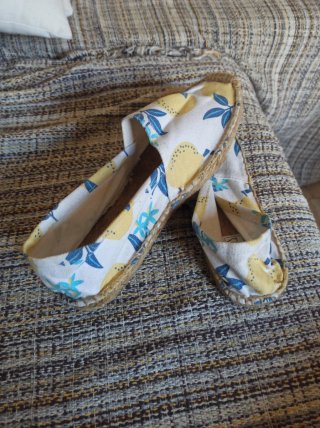 Zapatos planos con estampado de limones