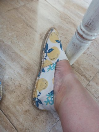 Zapatos planos con estampado de limones