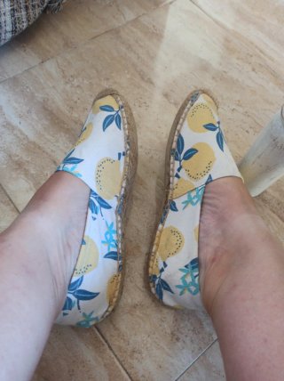 Zapatos planos con estampado de limones