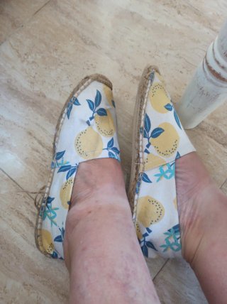 Zapatos planos con estampado de limones