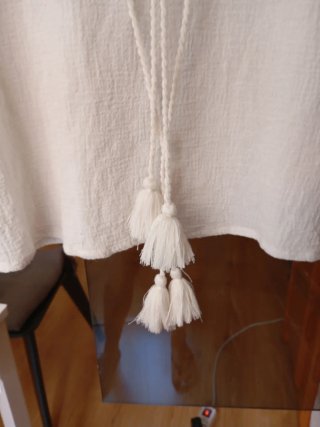 Blusa blanco roto con cordones y borlas