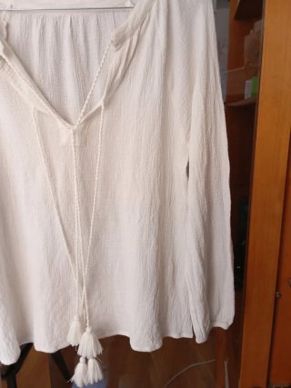 Blusa blanco roto con cordones y borlas