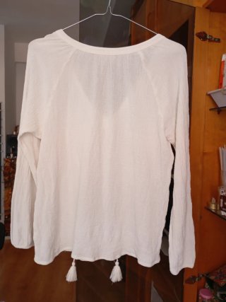 Blusa blanco roto con cordones y borlas