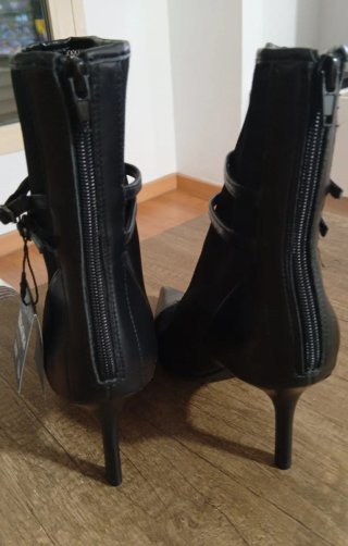 Botines de tacón de aguja con malla