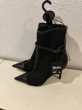 Botines de tacón de aguja con malla