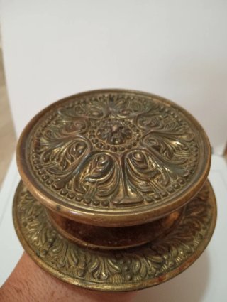 Pomo antiguo de bronce con relieve