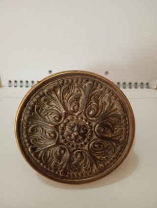 Pomo antiguo de bronce con relieve