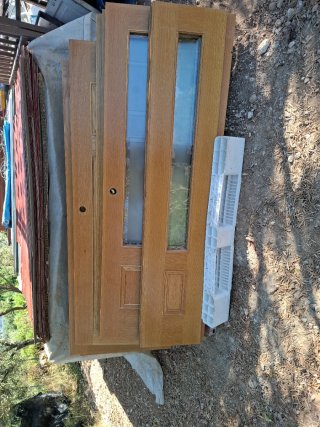 Puertas de madera maciza con cristal.