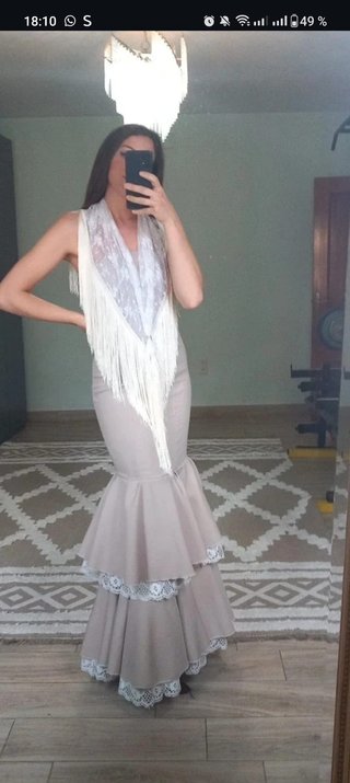 Traje de flamenca beige y blanco