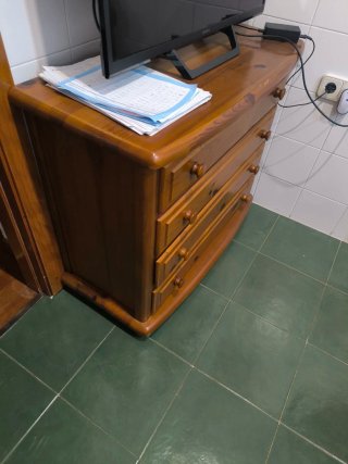 Mueble de madera con 4 cajones