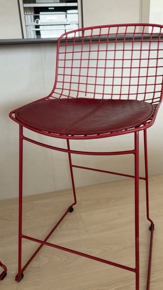 Taburete alto de metal negro