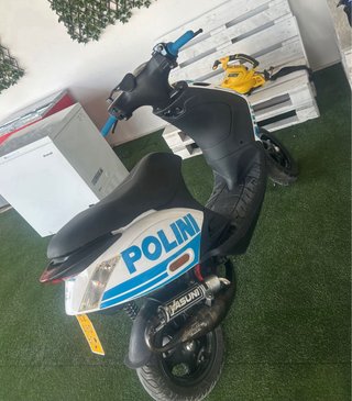 Piaggio Zip Scooter Blanco y Azul.