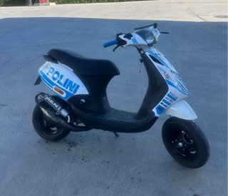 Piaggio Zip Scooter Blanco y Azul.