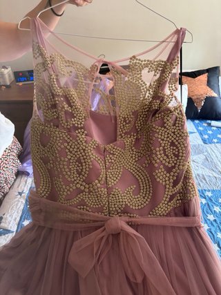Vestido de fiesta dorado y rosa