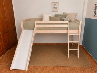 Cama con tobogán y escaleras