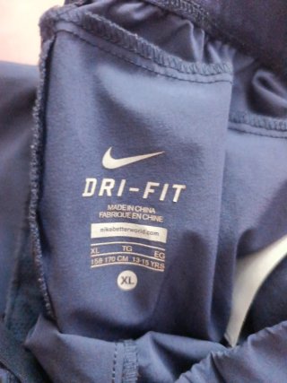Pantalón corto Nike INFANTIL azul. Talla XL .
