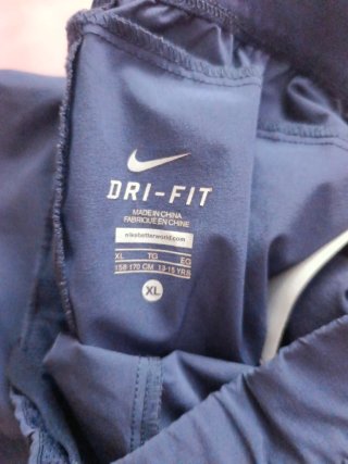 Pantalón corto Nike INFANTIL azul. Talla XL .