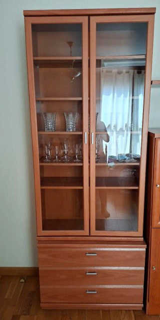 Mueble de salón con vitrina y cajones