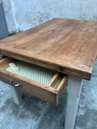 Tavolo da cucina in legno con cassetto