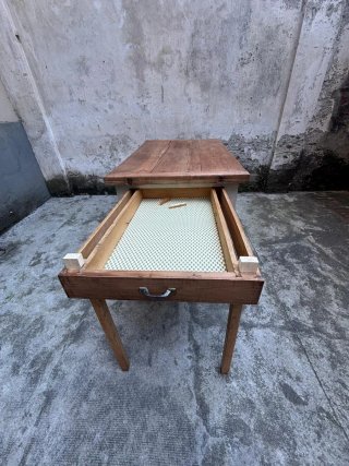 Tavolo da cucina in legno con cassetto