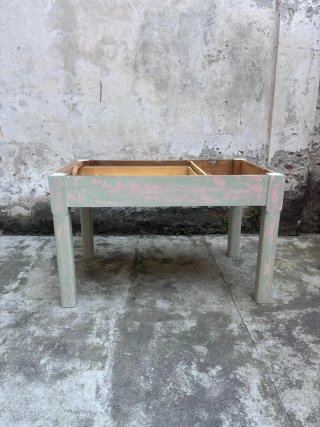 Tavolo da cucina in legno con cassetto