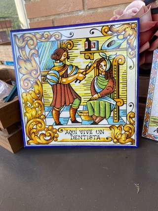 Azulejo Aquí vive un dentista 20x20