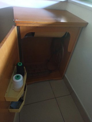 Mueble de madera marrón