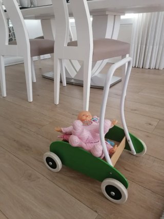 Andador para bebé de madera y metal