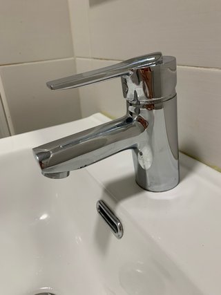 Mueble de baño con lavabo y grifería