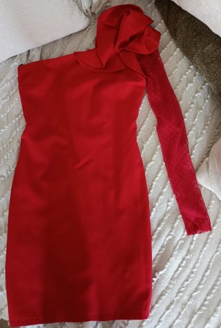 Vestido rojo asimétrico manga transparente