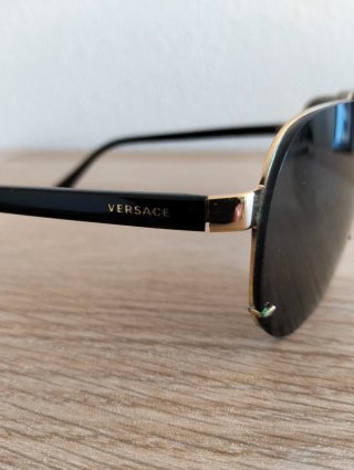 Gafas de sol Versace doradas y negras
