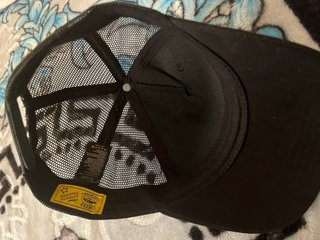 Gorra negra con logo blanco