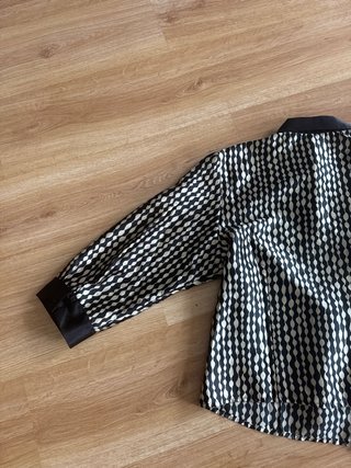 Camisa negra y dorada con estampado