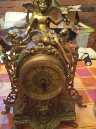 Reloj de Bronce Antiguo con Cupido