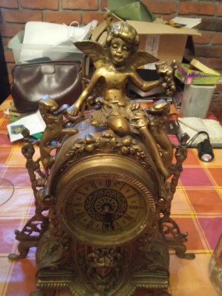 Reloj de Bronce Antiguo con Cupido