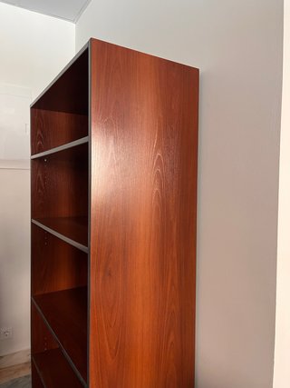 Estantería de madera color nogal