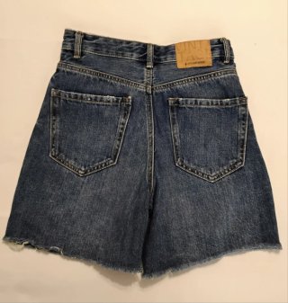 Pantalones cortos vaqueros desgastados