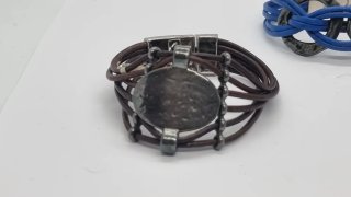 Pulsera cuero marrón con detalle plateado