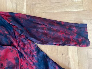 Chaqueta batik negra y roja
