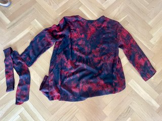 Chaqueta batik negra y roja