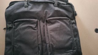 Funda para traje con águila dorada