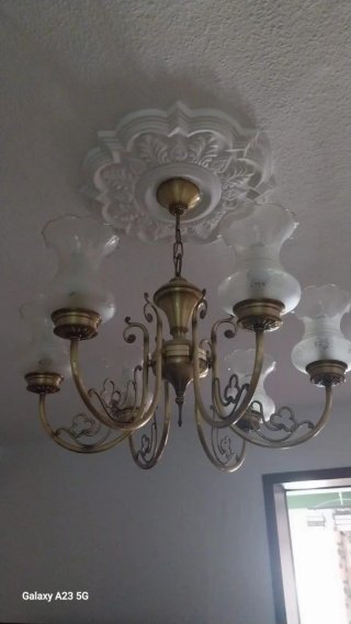Lámpara araña clásica dorada y cristal